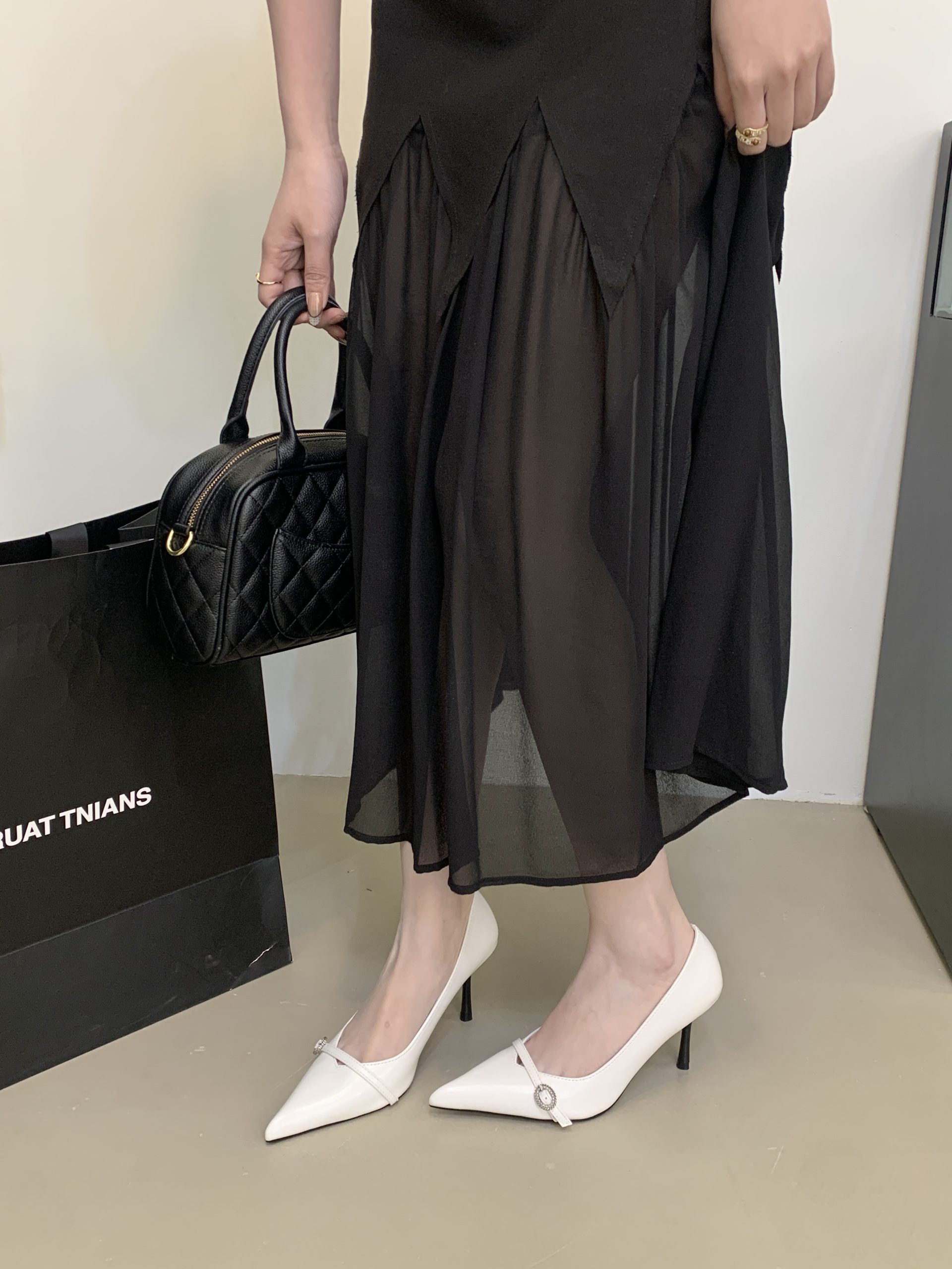 2026 French Pointed Toe Shallow Mouth Women's Low Heel Shoes with Metal Buckle Elegant Fashion V-Cut