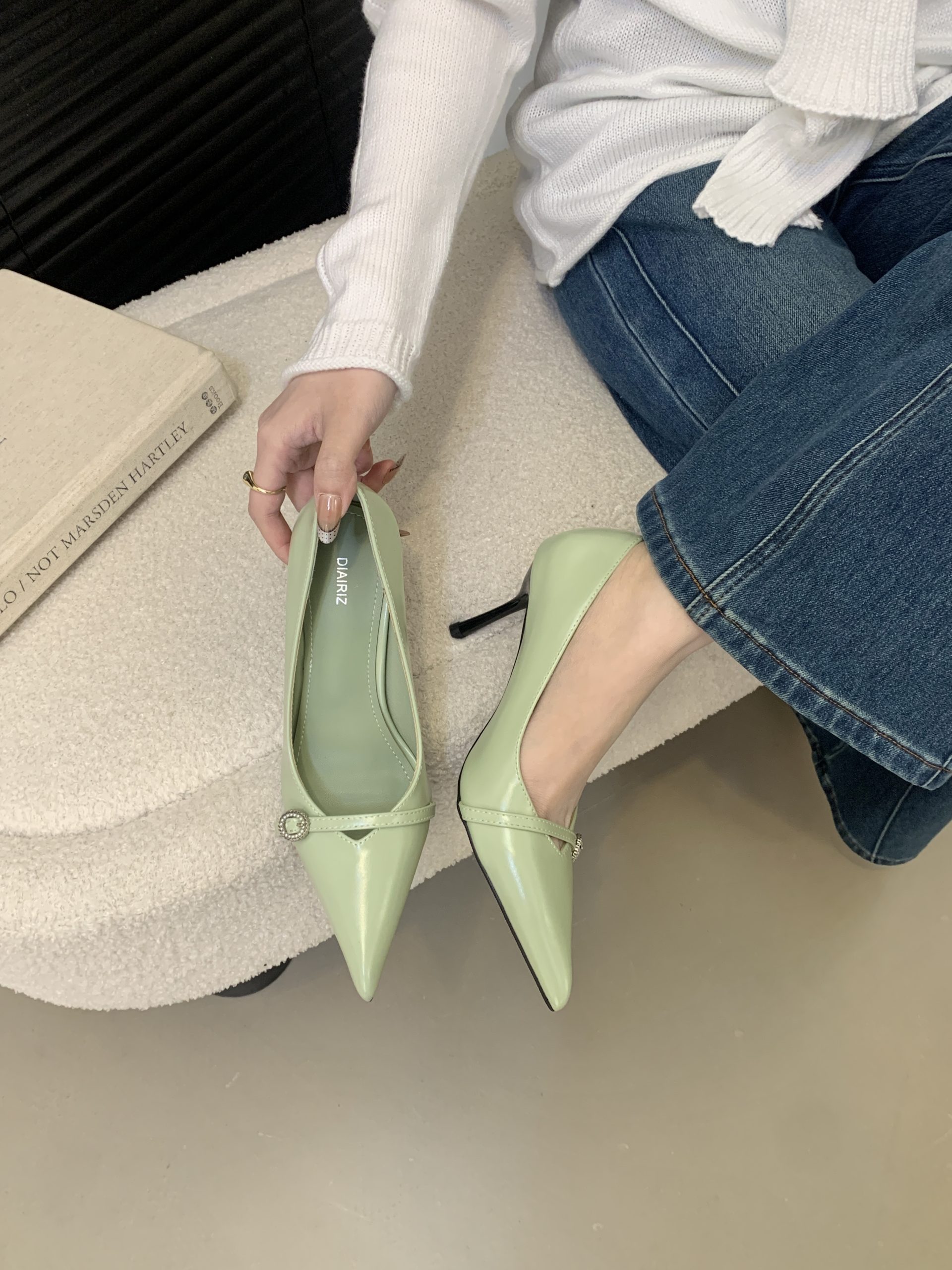 2026 French Pointed Toe Shallow Mouth Women's Low Heel Shoes with Metal Buckle Elegant Fashion V-Cut