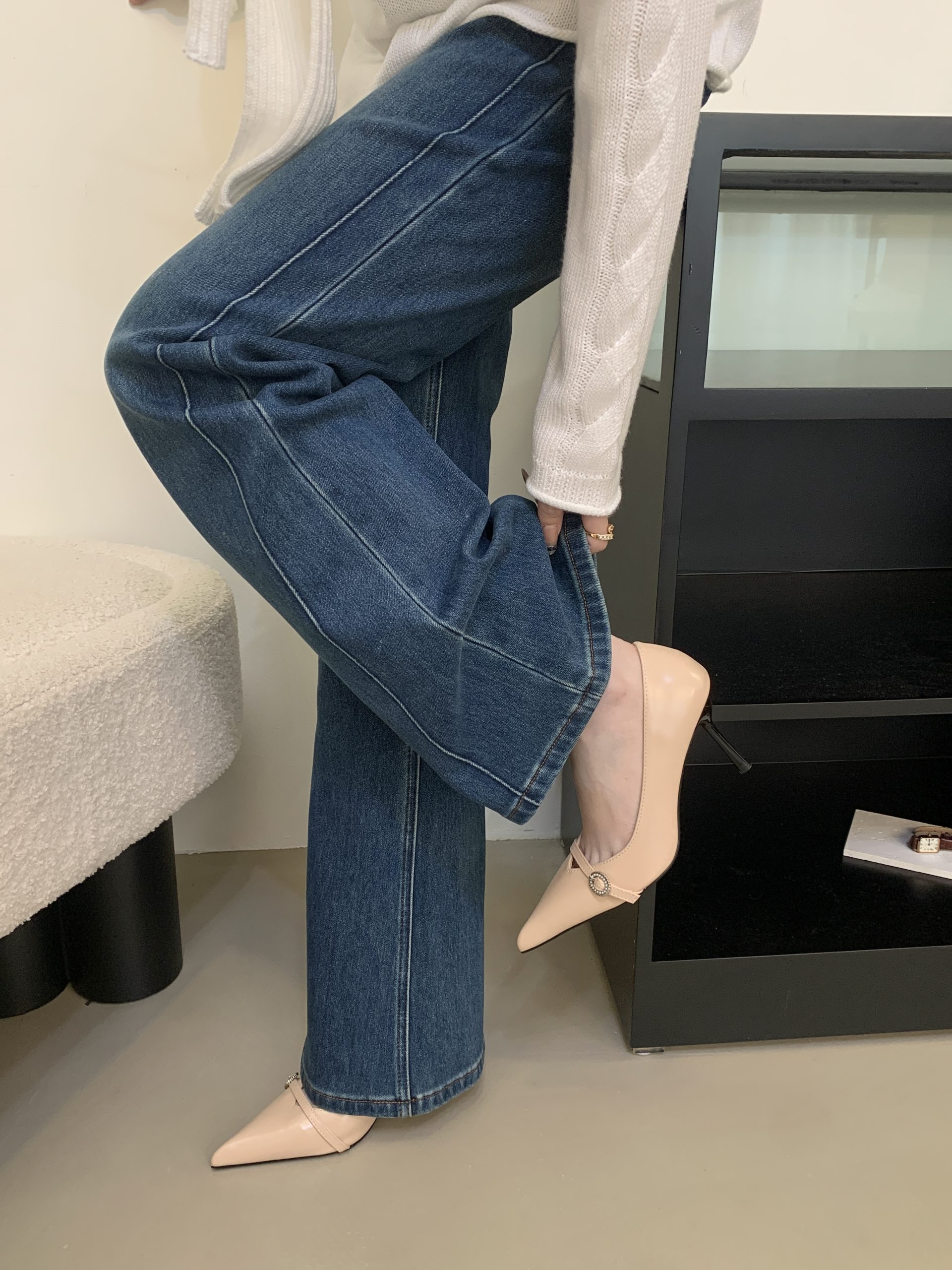 2026 French Pointed Toe Shallow Mouth Women's Low Heel Shoes with Metal Buckle Elegant Fashion V-Cut