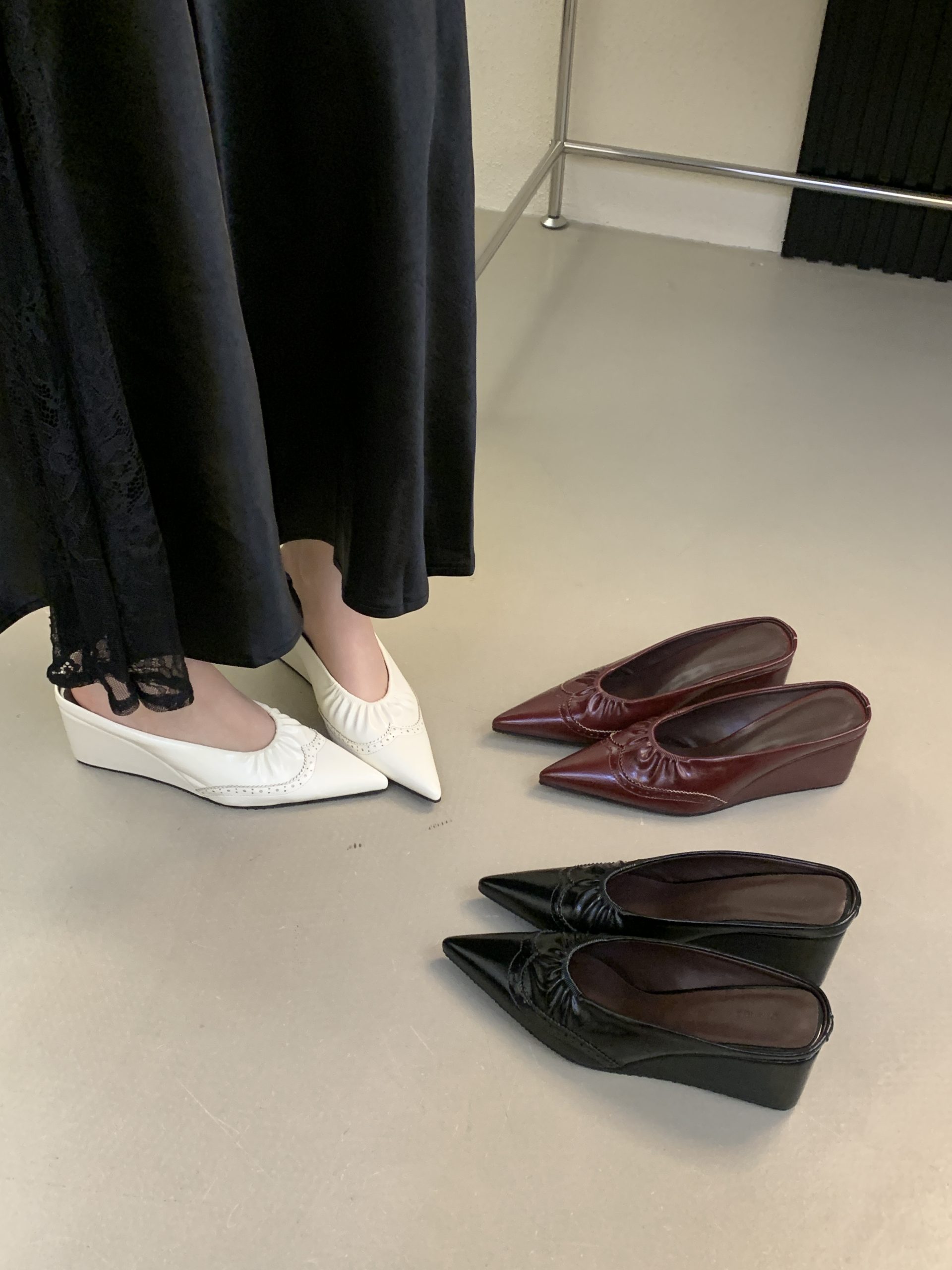 2026 Spring New Pointed Toe Low Cut Women's Shoes Wedge Heel Carved Brooch Fashion Toe Cover Versatile Women's Shoes
