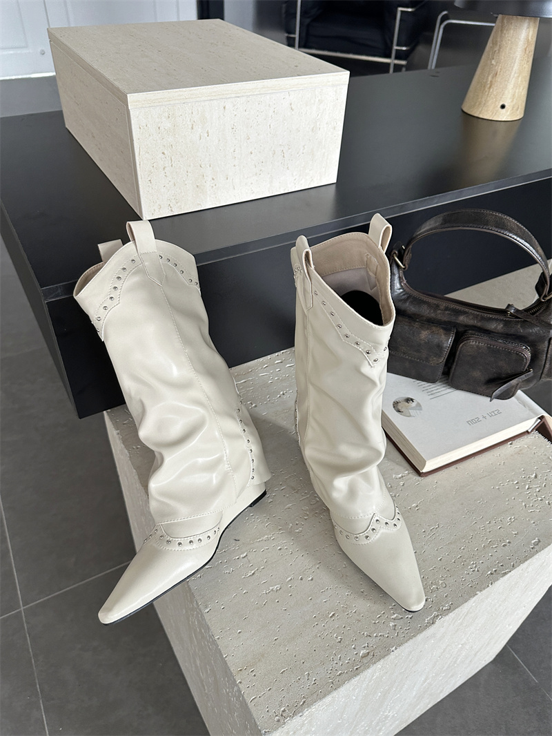 sheepskin-style-pointed-toe-tube-boots-for-women-rivet-decor-chunky-heel-short-boots_3 Sheepskin Style Pointed Toe Tube Boots for Women - Rivet Decor Chunky Heel Short Boots